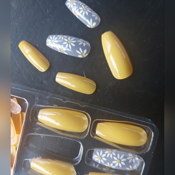 Beautiful Nails- Almond Coffin Yellow Daisy Press On Pre-designed - Picture 2 of 5